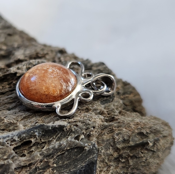Sunstone and Silver pendant - Picture 4 of 11